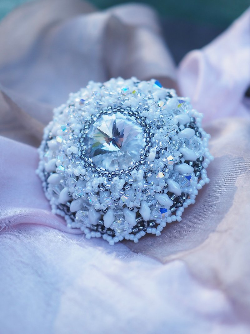 Snow white crystal round brooch in vintage style - Rhinestone hat pin