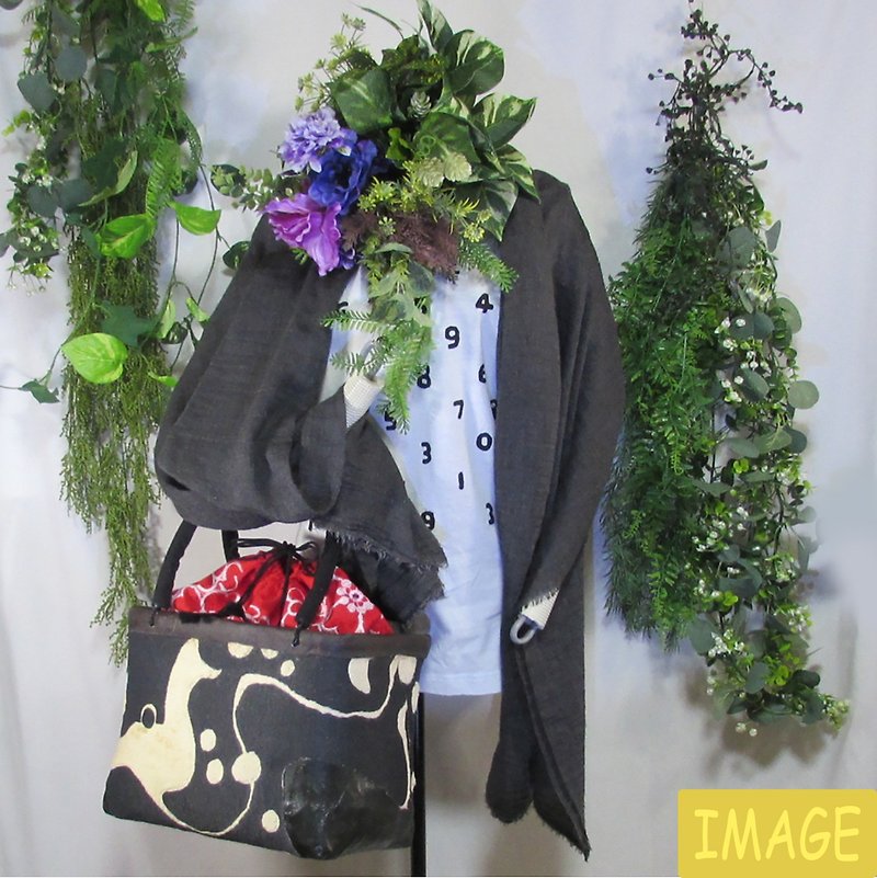 Basket bag/Ikkanbari/Black and white abstract pattern fabric arrangement/Fur touch/Sharp red interior/2 types of cloth drawstring bags (FREE)/Slightly large - อื่นๆ - กระดาษ สีดำ