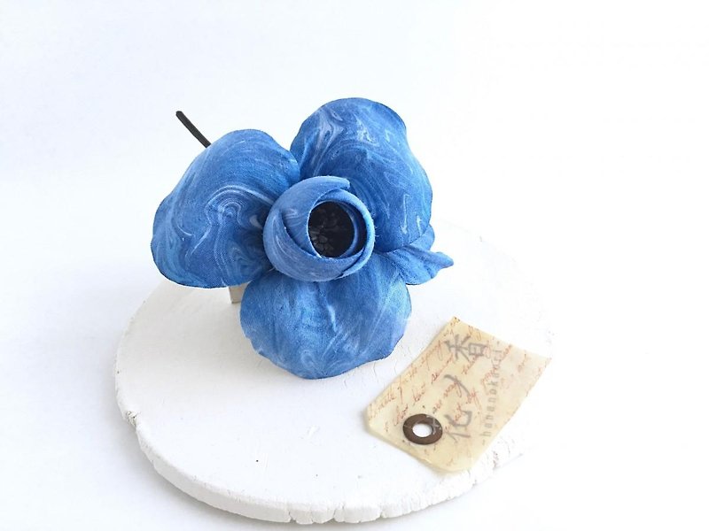 Hand dyeing - blue camellia - (corsage or hair comb) - เข็มกลัด - ผ้าฝ้าย/ผ้าลินิน สีน้ำเงิน