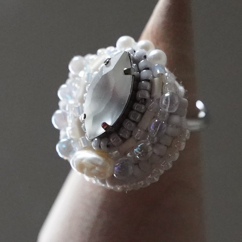 Talkative Ring 110 Free Size Bead Embroidery Ring Bijou White Large Ring - General Rings - Plastic White