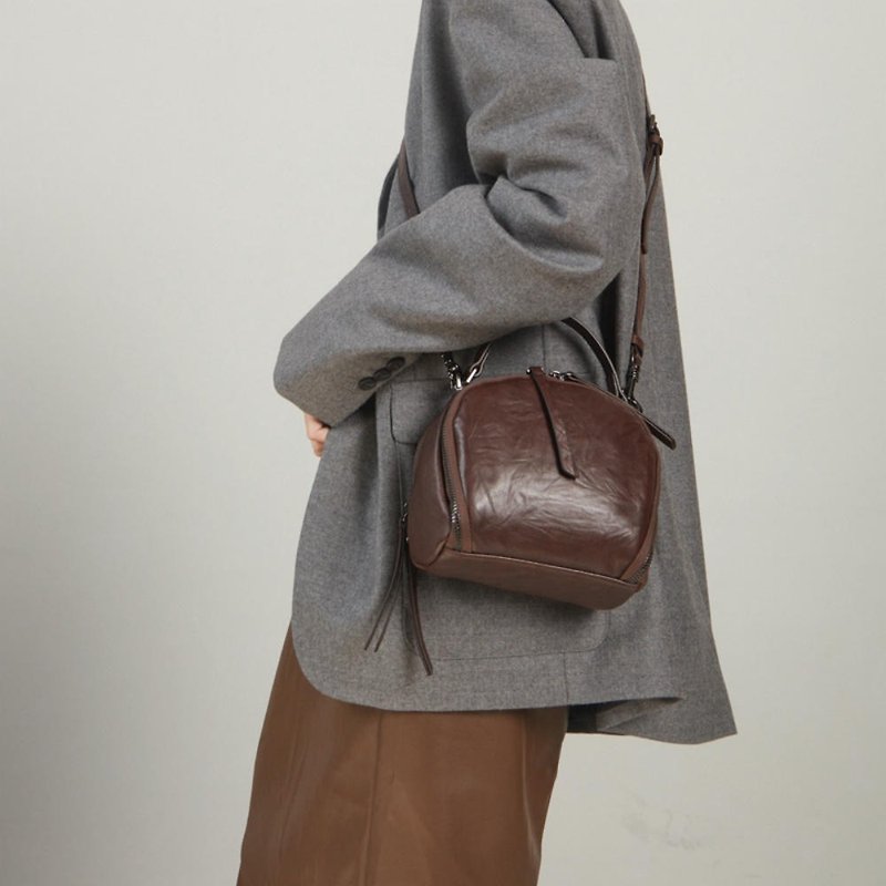 Brown retro apple 3 color minimalist layer leather saddle bag commute simple hand shoulder shoulder bag - กระเป๋าแมสเซนเจอร์ - หนังแท้ สีนำ้ตาล