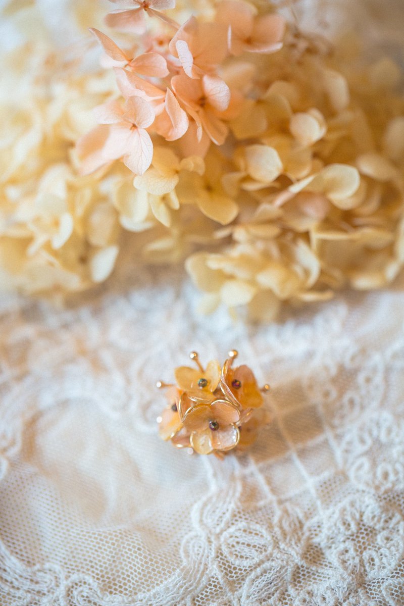 Not withered hydrangea leaf veins-graded orange-yellow mixed color asymmetric crystal flower resin earrings - ต่างหู - เรซิน สีส้ม