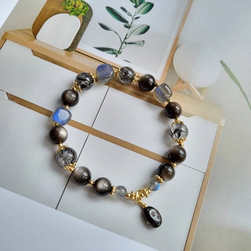 To attract wealth, protect against evildoers and nobles, to ward off evil spirits/Labradorite black crystal top Silver Stone bracelet - สร้อยข้อมือ - คริสตัล 