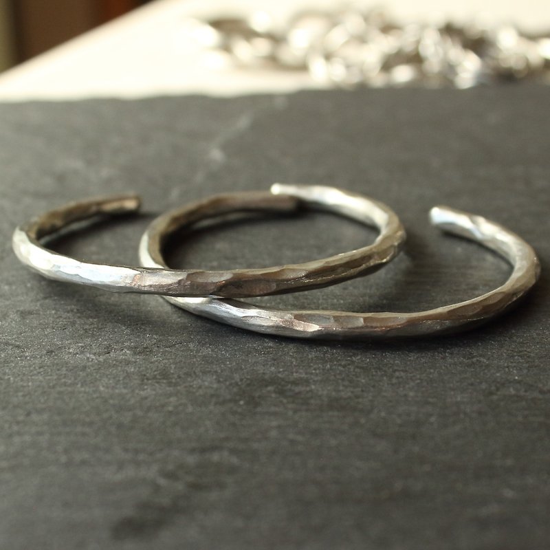 Tin × silver bracelet [Hammered Tin Bangle] Bangle Silver metal Japan - Bracelets - Silver Silver