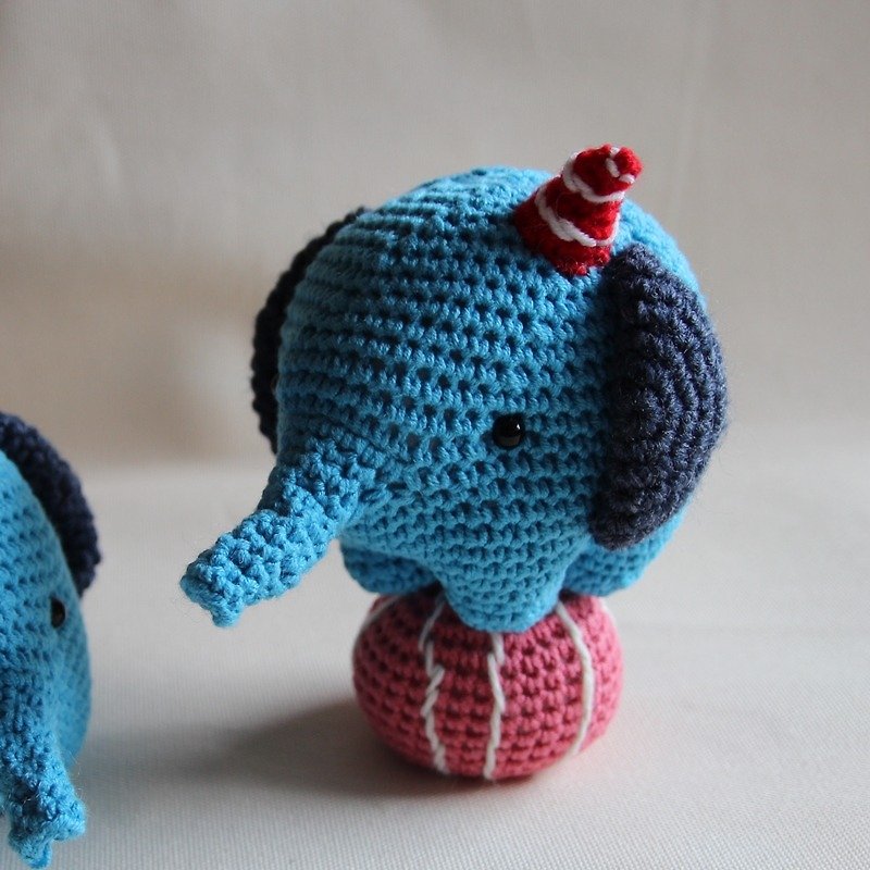 あみぐるみかぎ針編みの人形：サーカスの象、粉末青ゾウ+ピンクの色のボール - 人形・フィギュア - ポリエステル ブルー