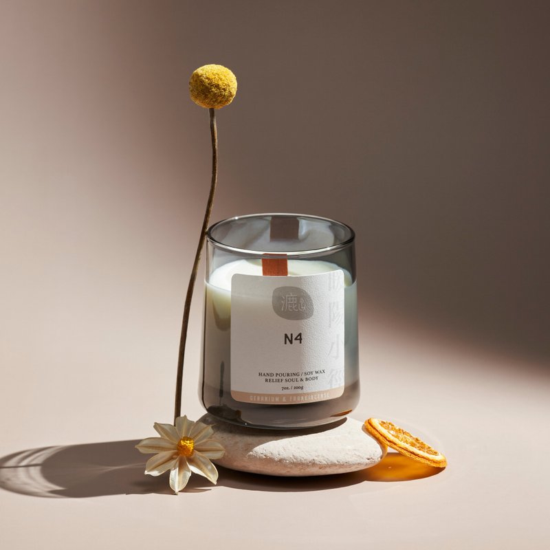 N4 Nuanyang Trail warm wooden geranium & frankincense natural essential oil soy wood core scented candle - เทียน/เชิงเทียน - ขี้ผึ้ง สีเทา