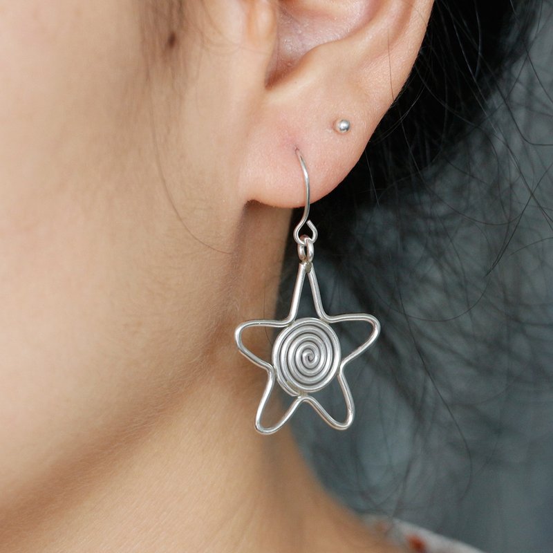 Hand-made winding star pattern five-pointed star anti-allergic earrings Silver earrings - ต่างหู - เงินแท้ สีเงิน