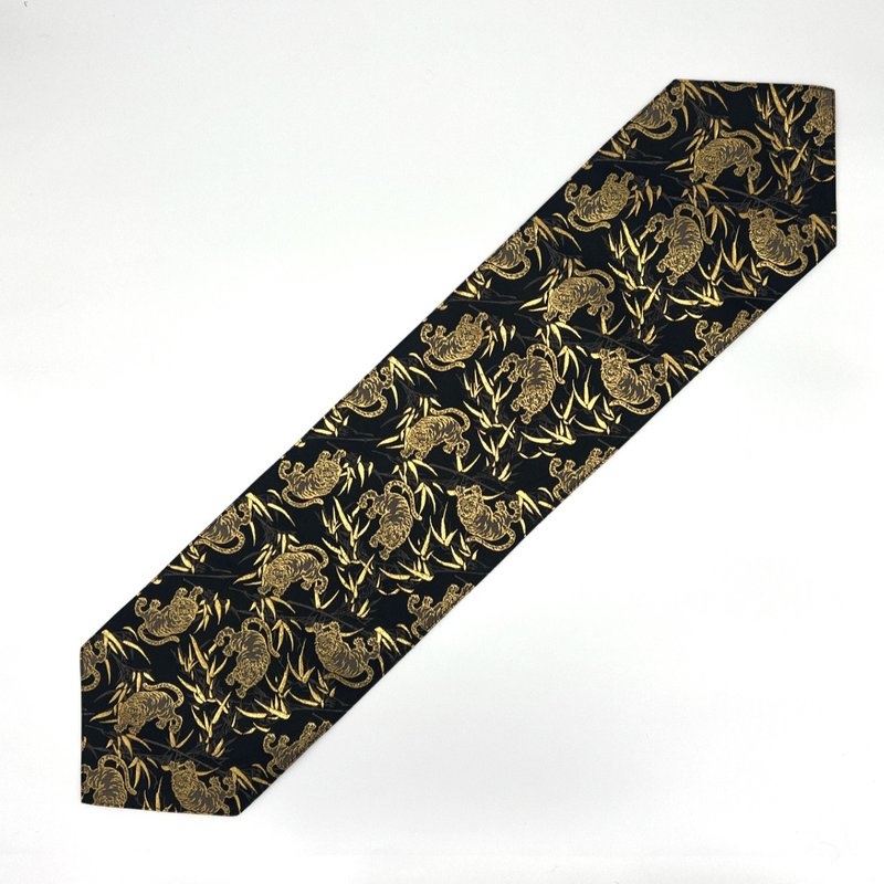 A stylish table runner rug with a Japanese pattern made from Kyoto Nishijin-ori fabric. - อื่นๆ - เส้นใยสังเคราะห์ สีดำ