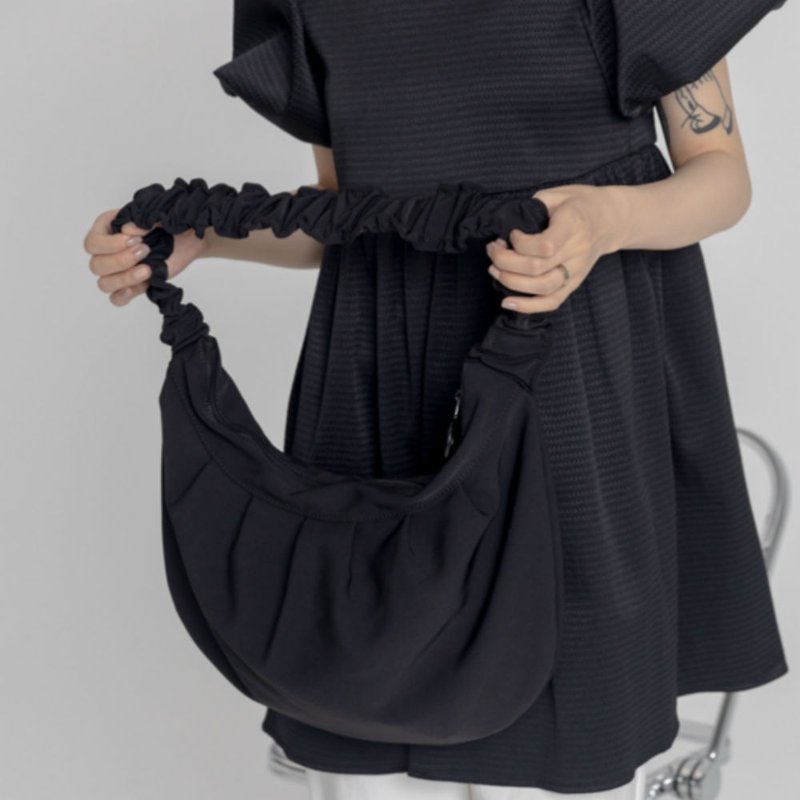 Black fat intestine bag folds elastic wide shoulder strap one-shoulder bag bag shoulder cross-body bag retro armpit bag - กระเป๋าแมสเซนเจอร์ - ไฟเบอร์อื่นๆ สีดำ