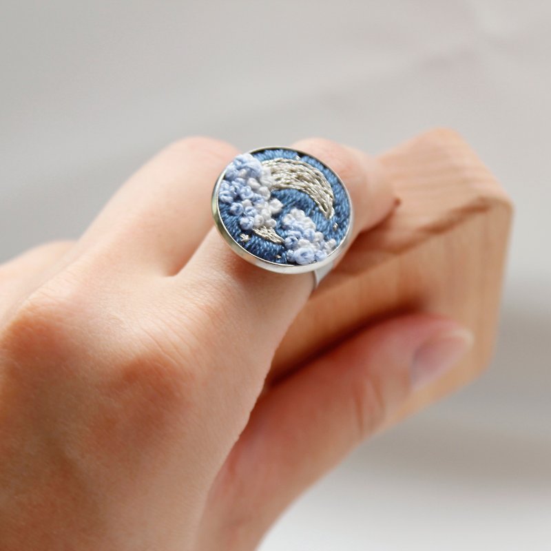 刺繡戒指 謐月 月亮刺繡 手工訂製 - 戒指 - 其他金屬 多色