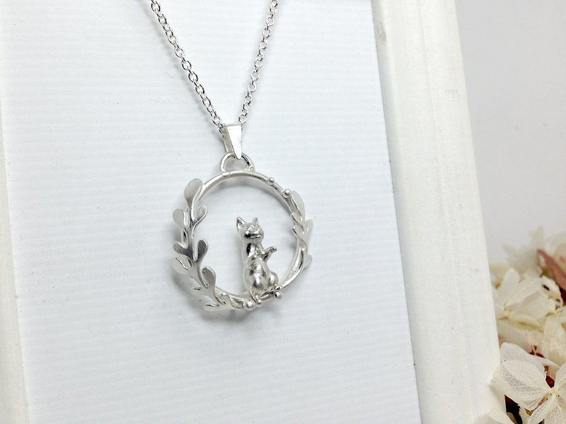 Silver Wreath Curious Cat Necklace Cat Loss Lover Gift For Birthday Valentines