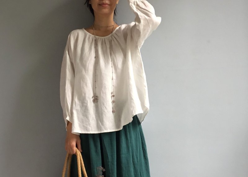 Linen flower/bud-like white linen wrinkled round neck long-sleeved top 100% enzyme washed linen - เสื้อผู้หญิง - ผ้าฝ้าย/ผ้าลินิน ขาว