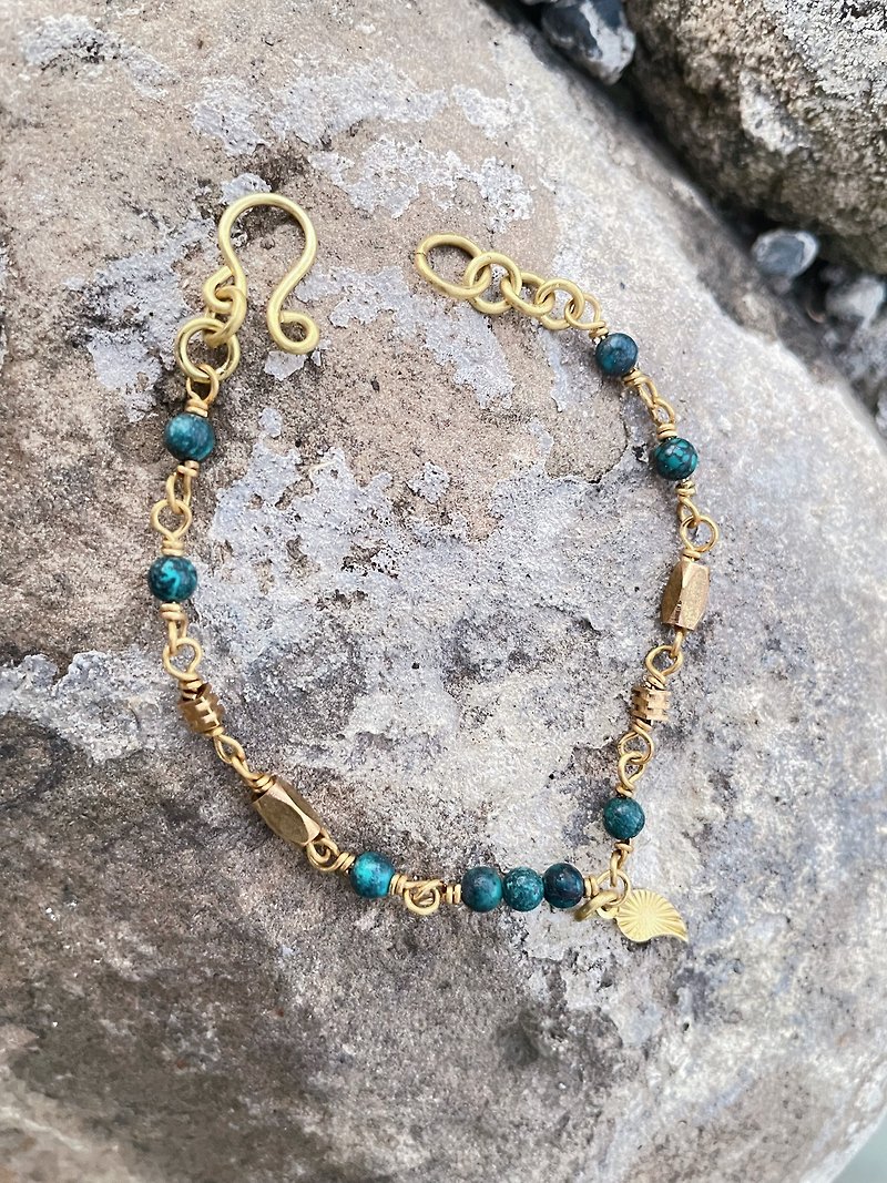 Turquoise Interlocking Bracelet Metal Wire 【Bronze】 - Bracelets - Copper & Brass 