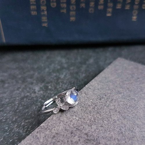 貝兒朵朵BearDoDo 月光下的花。6mm藍月光石925銀戒指 戒圍可調