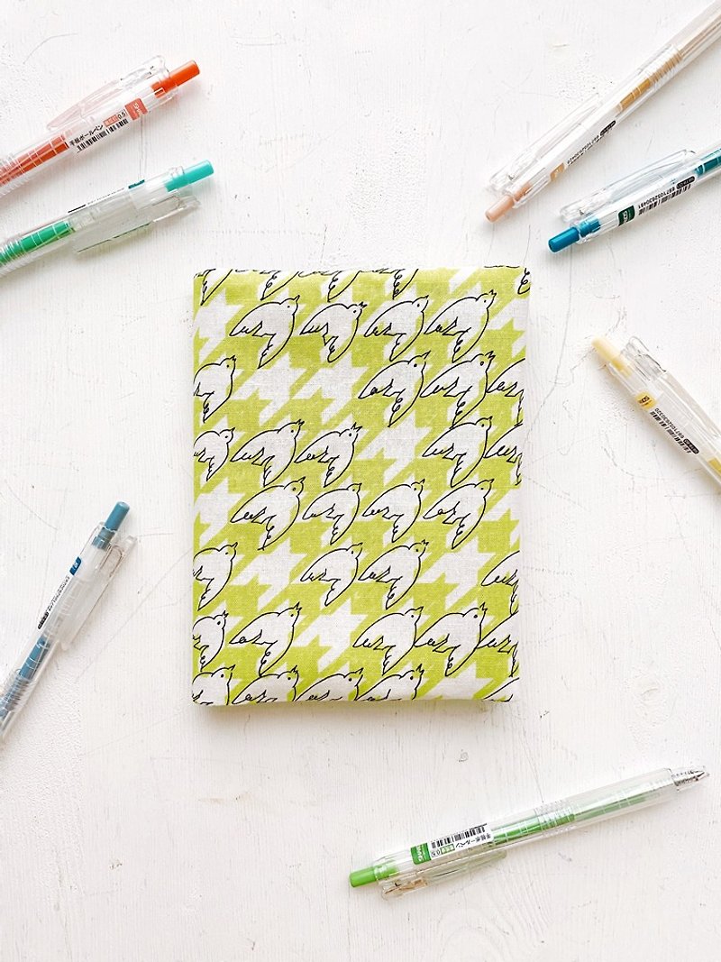 hairmo Spring Thousand Birds Handmade Book Jacket/Book Cover-Apple Green (Notebook/Diary/Handbook) - ปกหนังสือ - ผ้าฝ้าย/ผ้าลินิน สีเหลือง