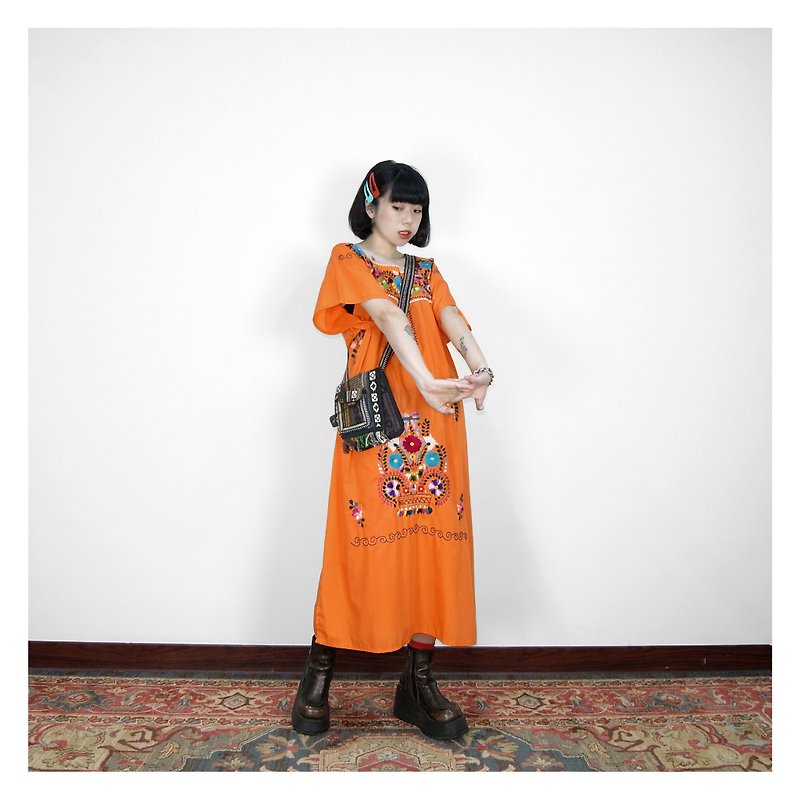 A‧PRANK: DOLLY ::VINTAGE carrot orange Mexican hand-embroidered dress (D803007) - ชุดเดรส - ผ้าฝ้าย/ผ้าลินิน สีส้ม