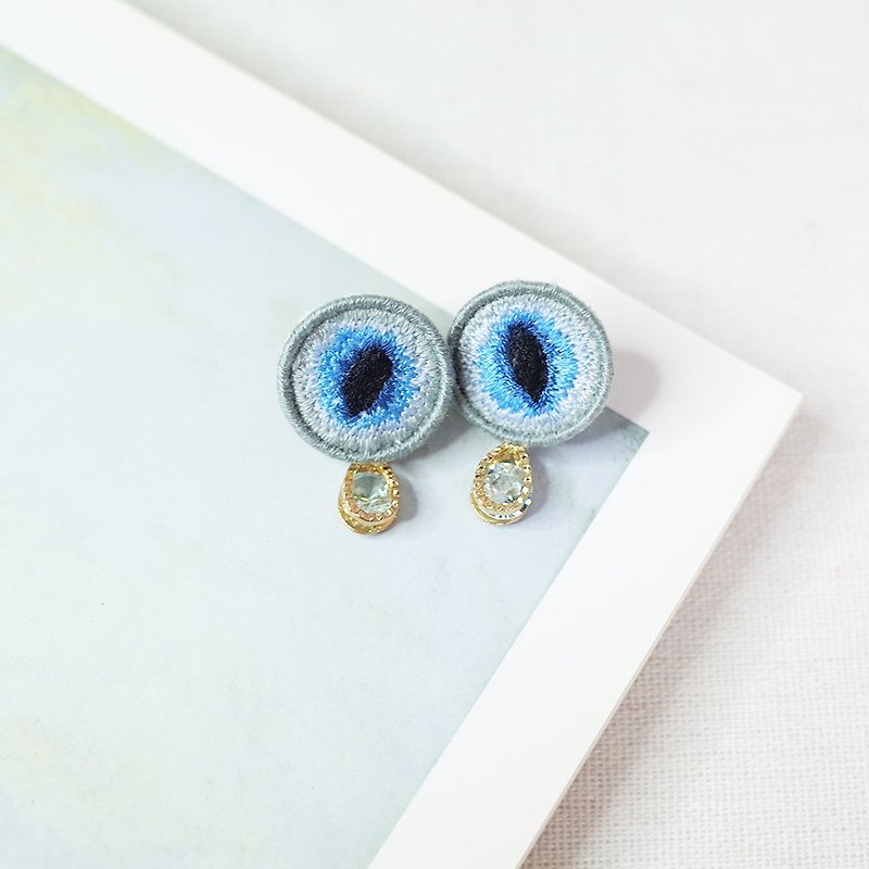 Gray Cat Eye Hand Embroidery Clip-On Clips - ต่างหู - งานปัก สีน้ำเงิน