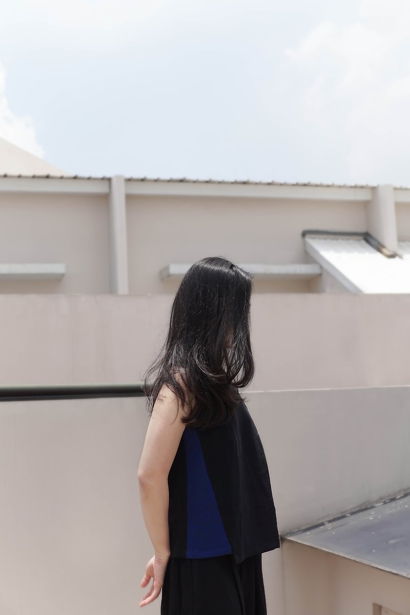 Black Sleeveless Top with Blue Side Pannel - 女上衣/長袖上衣 - 其他材質 黑色