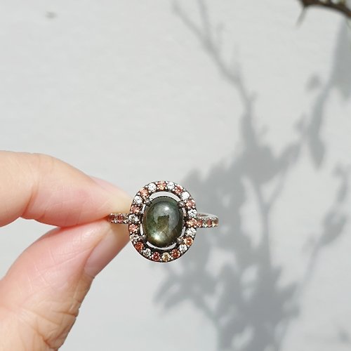 mariam-bijoux Black star sapphire ring set with light yellow sapphire and orange sapphire.