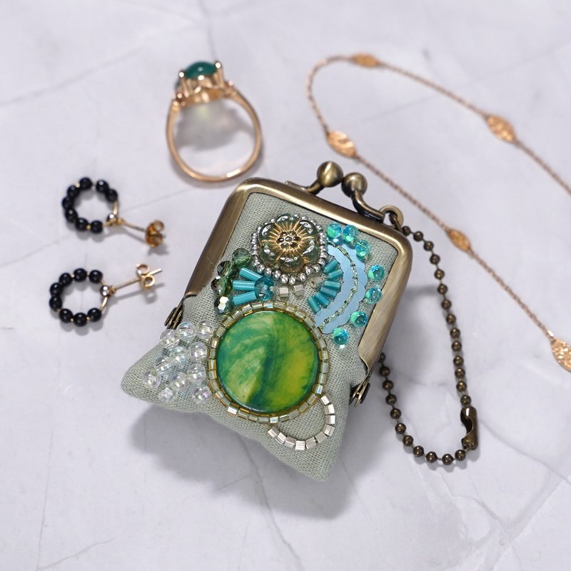 バッグチャームにも、小さな小さなビーズ刺繍のがま口　39　グリーン　プレゼント　アクセサリーケース　ペールトーン - 吊飾/掛飾 - 棉．麻 綠色