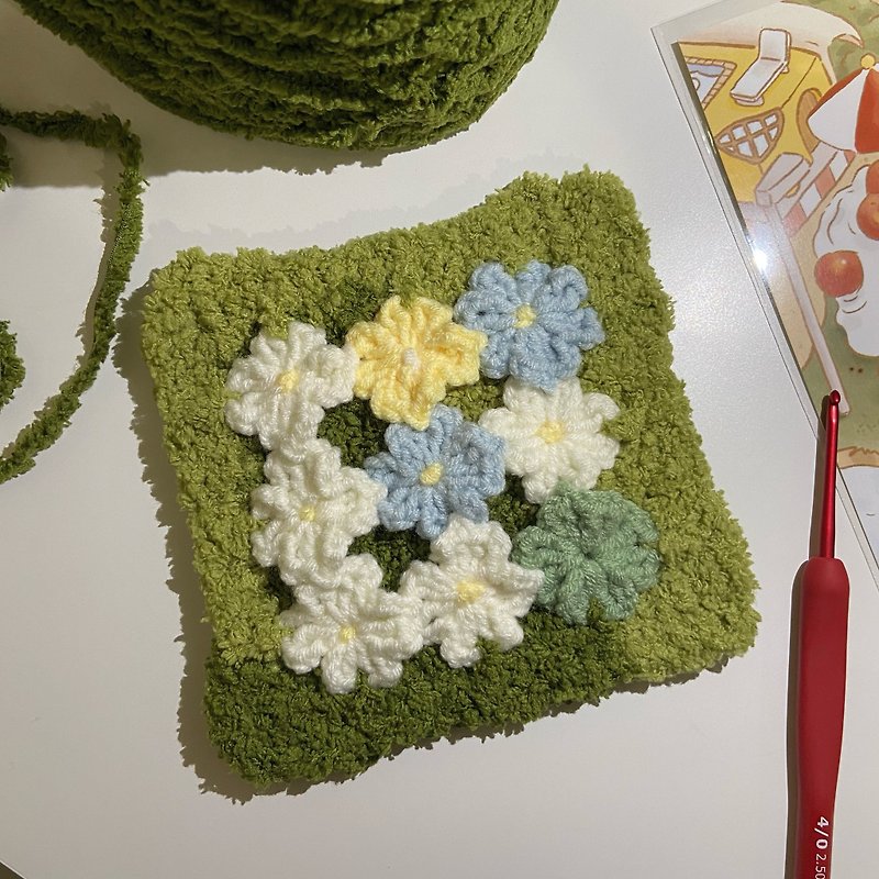 Soft coasters for summer, small flower lover and lucky clover leaves on the grass. - 杯墊 - 聚酯纖維 綠色