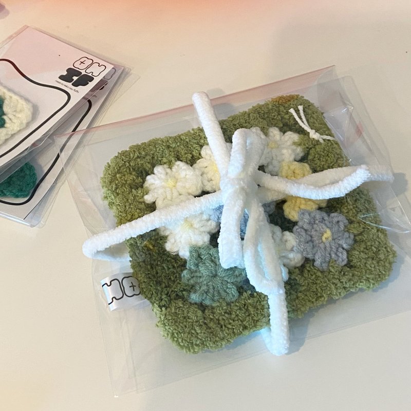 Soft coasters for summer, small flower lover and lucky clover leaves on the grass. - 杯墊 - 聚酯纖維 綠色