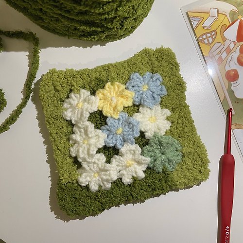 ohifstudio Soft coasters for summer, small flower lover and lucky clover leaves on the grass.