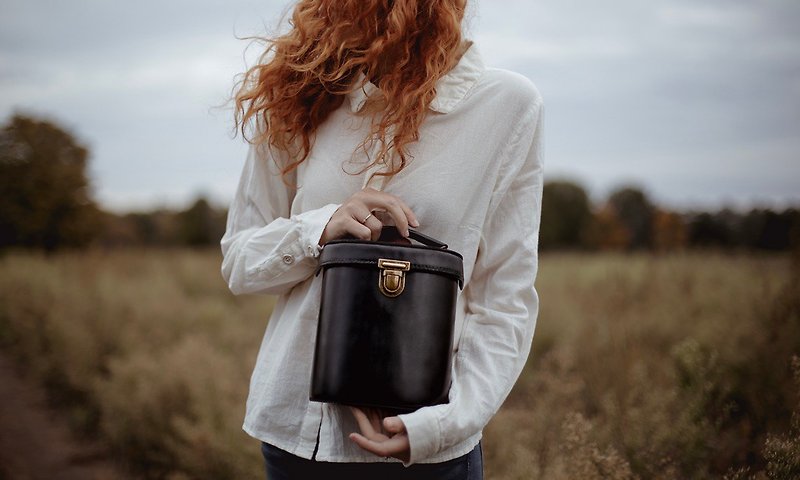 ALEX vintage cowhide cylindrical shoulder bag black - กระเป๋าแมสเซนเจอร์ - หนังแท้ สีดำ