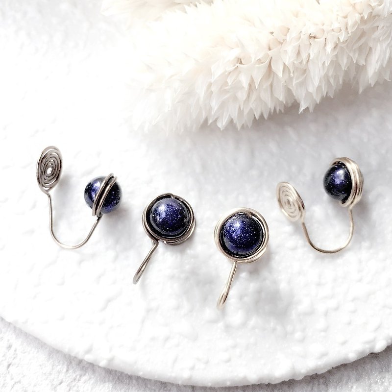 VIIART。放輕鬆-藍砂石。極簡藍砂石黃銅客製化耳夾耳環 - 耳環/耳夾 - 其他金屬 藍色