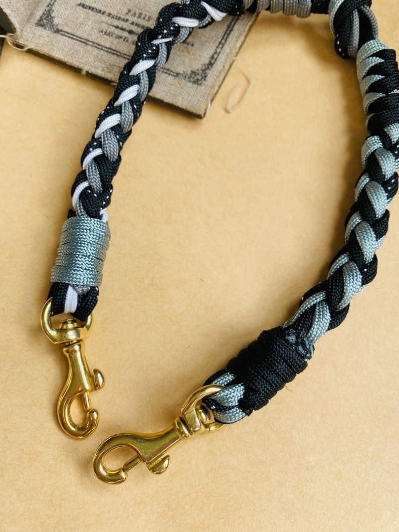 Paracord braided black starry sky mobile phone lanyard pendant keychain - เชือก/สายคล้อง - เส้นใยสังเคราะห์ สีดำ