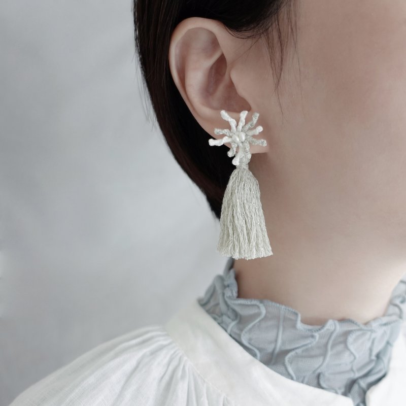 サンゴ花タッセル│パール微光・手刺繍ピアス - ピアス・イヤリング - 刺しゅう糸 ホワイト