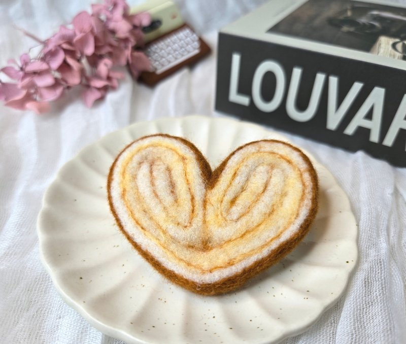 蝴蝶酥餅乾羊毛氈胸針 - 胸針 - 羊毛 卡其色