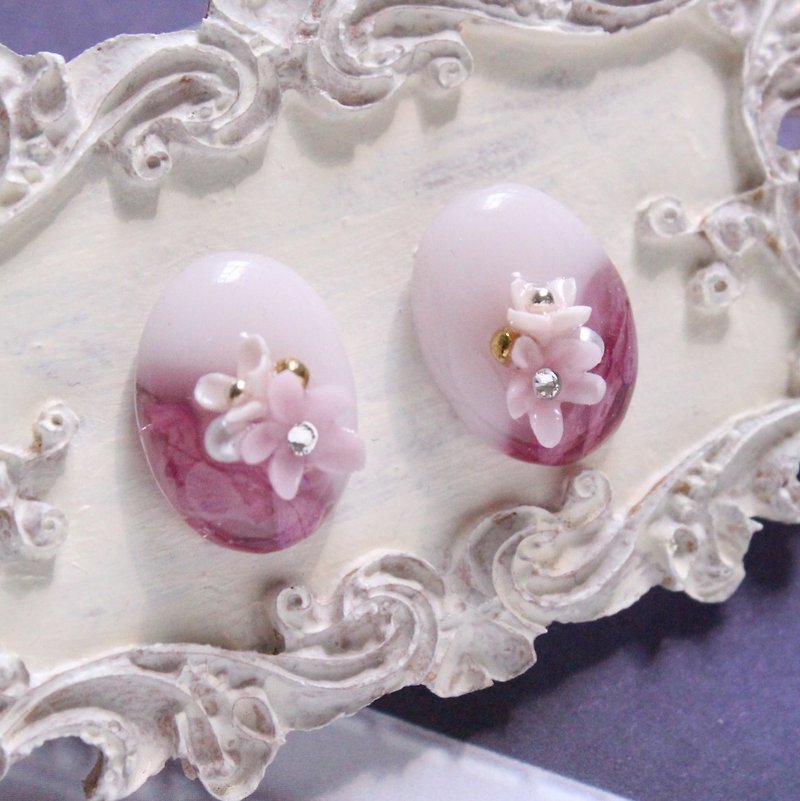 【UV Resin】【Clay art】Dried flower oval shape stud/ clip-on - Earrings & Clip-ons - Clay Pink