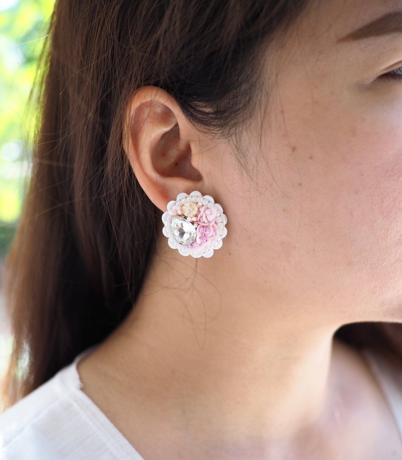White circle earrings | Stud and Clip-on earrings | Spring / Summer earrings - 耳環/耳夾/耳骨夾 - 繡線 白色
