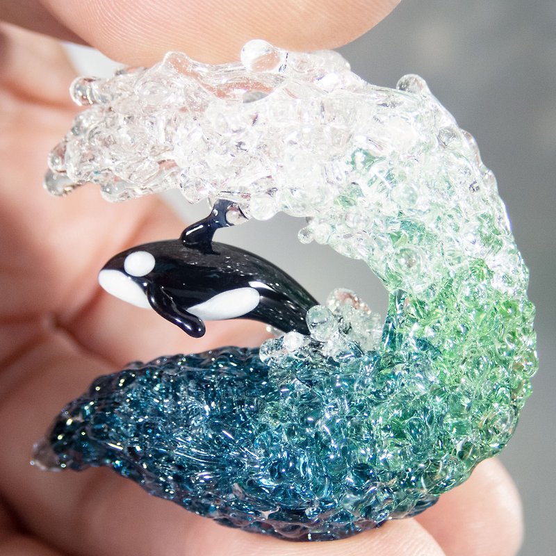 Glass Necklace: The Wave with a Orca (Killer Whale) - สร้อยคอ - แก้ว สีน้ำเงิน