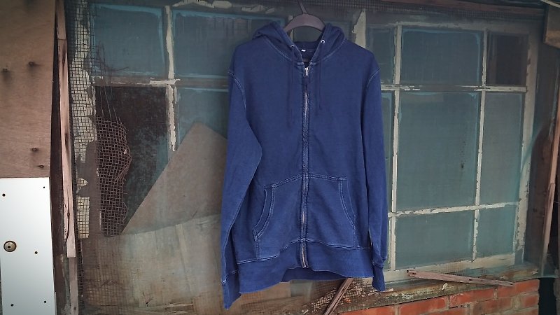 AMIN'S SHINY WORLD hand-washed blue dye destruction terry hooded jacket dark blue / light blue - เสื้อฮู้ด - ผ้าฝ้าย/ผ้าลินิน สีน้ำเงิน