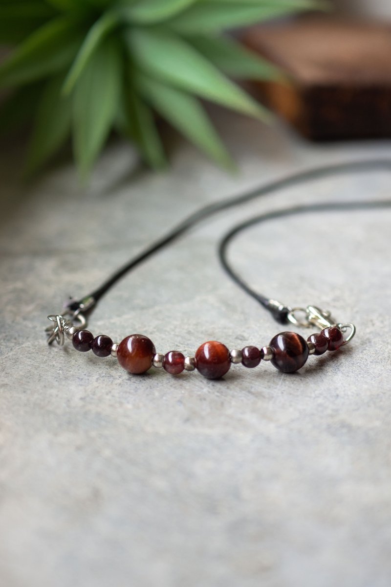 Choker, natural stones, red tigers eye, garnet, chord - 項鍊 - 寶石 紅色