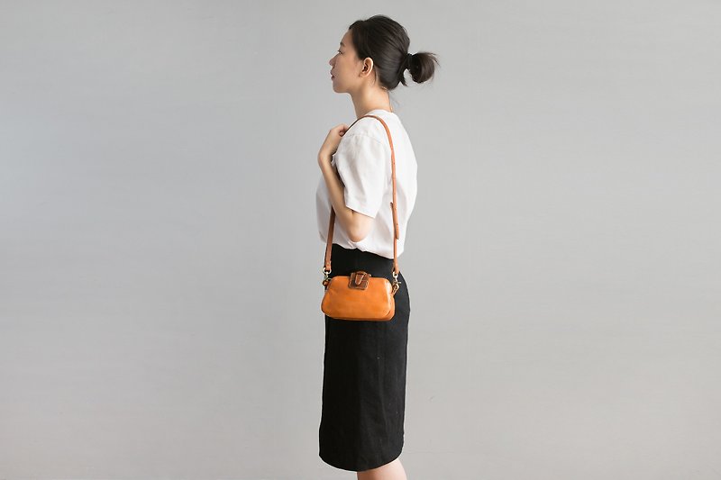 手工真皮插銷蓋條側背包-橘褐色 | 手提包 | 化妝隨身包 | 小包