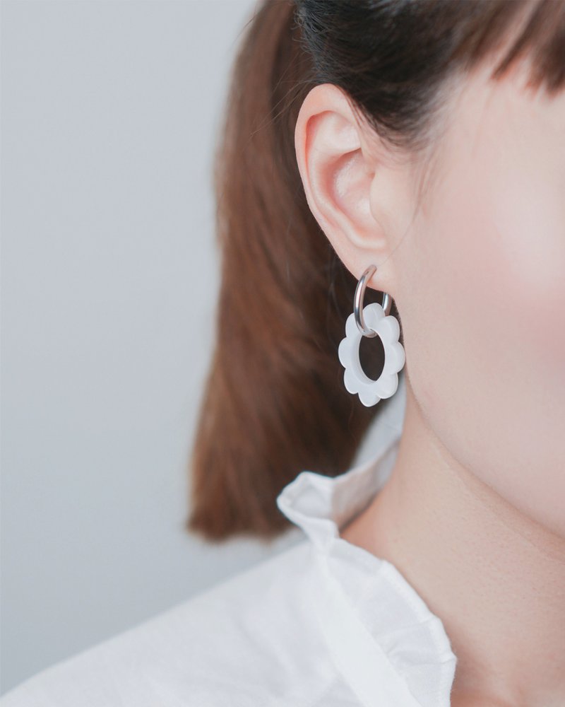 橢圓花 - 耳環 - 耳環/耳夾/耳骨夾 - 壓克力 白色