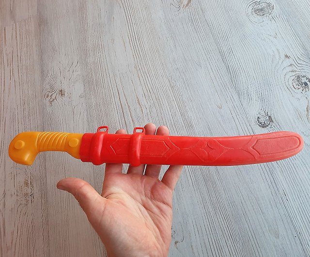 ソビエトの子供の短剣のおもちゃのヴィンテージ - 赤黄色の短い剣の