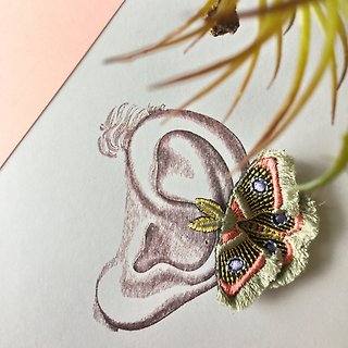 ARRO Embroidery Clip-on earing / Moth / gray
