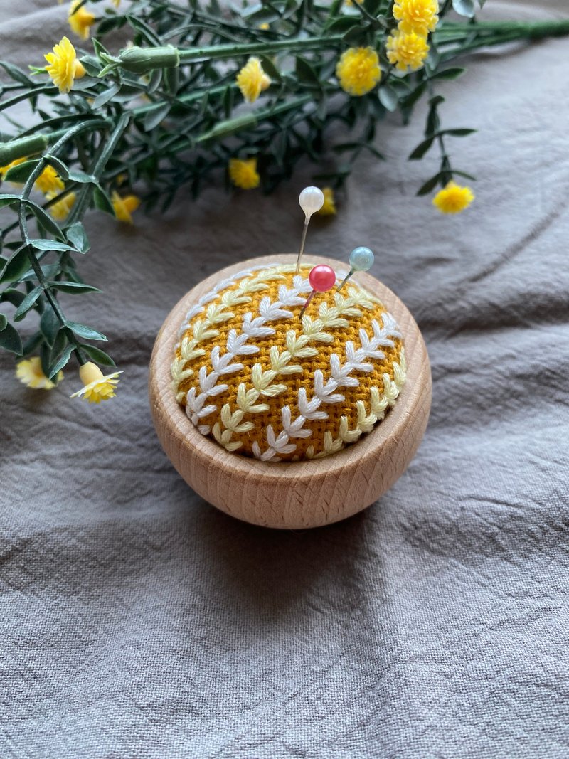 地刺刺繡針插 刺繡針收納 擺設 姜黃 - 居家收納/收納盒/儲物盒 - 棉．麻 黃色