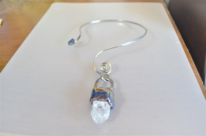 Titanium Choker・crystal・Iris Quartz・虹色水晶と純チタンのペンダント - 項鍊 - 其他金屬 多色