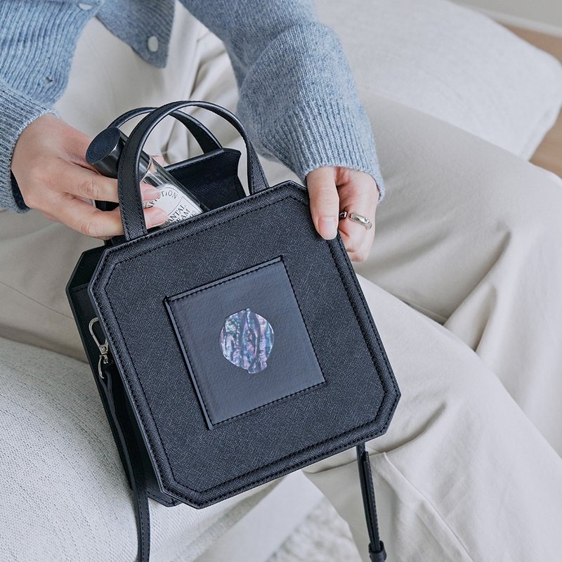 Mother-of-pearl Soban Bag Black - 手提包/手提袋 - 真皮 黑色