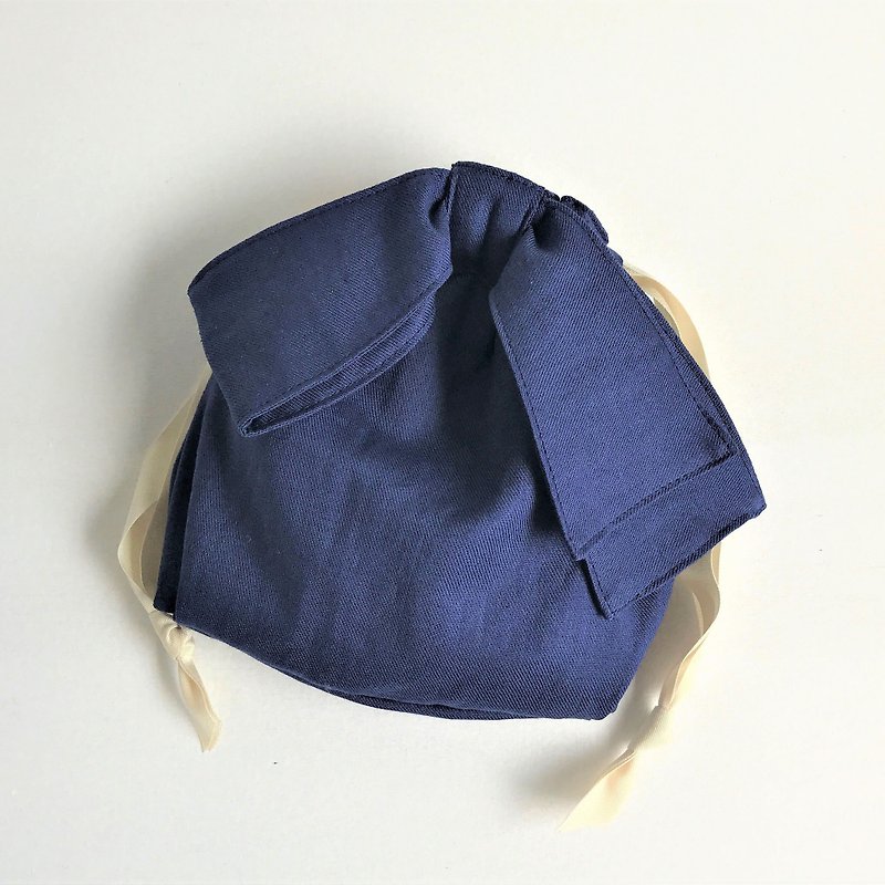 Rinenzru Asymmetry Ribbon Drawstring Pouch Navy - กระเป๋าเครื่องสำอาง - ผ้าฝ้าย/ผ้าลินิน สีน้ำเงิน