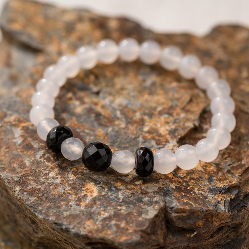 Agate series 8mm white and black agate single layer bracelet - สร้อยข้อมือ - เครื่องประดับพลอย ขาว