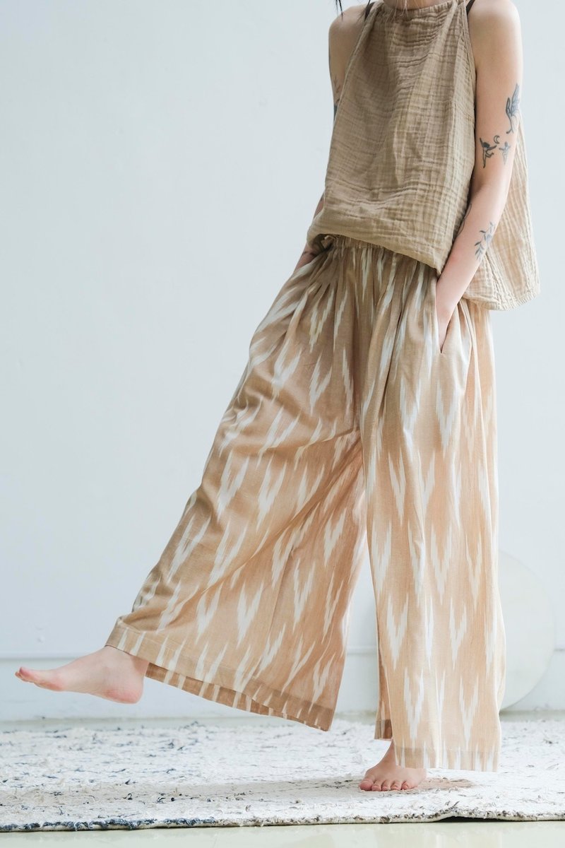OMAKE 花瓣腰圍寬褲 / Ikat 裸膚 - 女長褲 - 棉．麻 卡其色