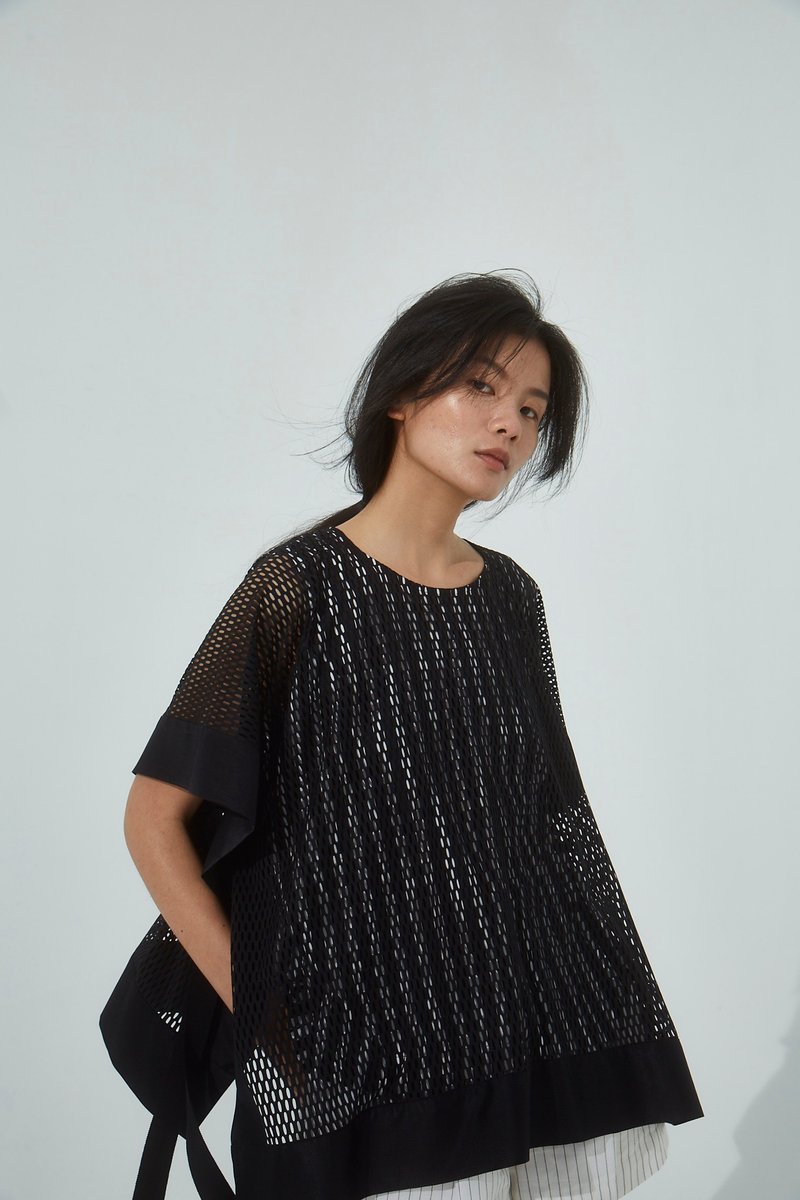UUIN _ 黑白條外罩黑網洞上衣 - 女上衣/長袖上衣 - 棉．麻 黑色