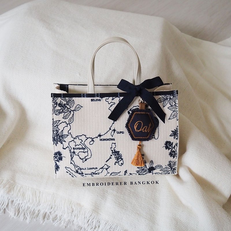 【客製化禮物】包包 กระเป๋า bag CREAM NAVY - map box - 手袋/手提袋 - 繡線 白色