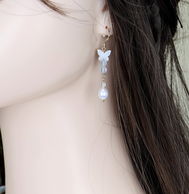 lemon handmade アクアマリンと蝶々貝の蝶々ピアス／アメリカ製14Kゴールドフィルドアレルギー対応フック／イヤリングクリップに変更可能 - ピアス・イヤリング - 翡翠 ブルー